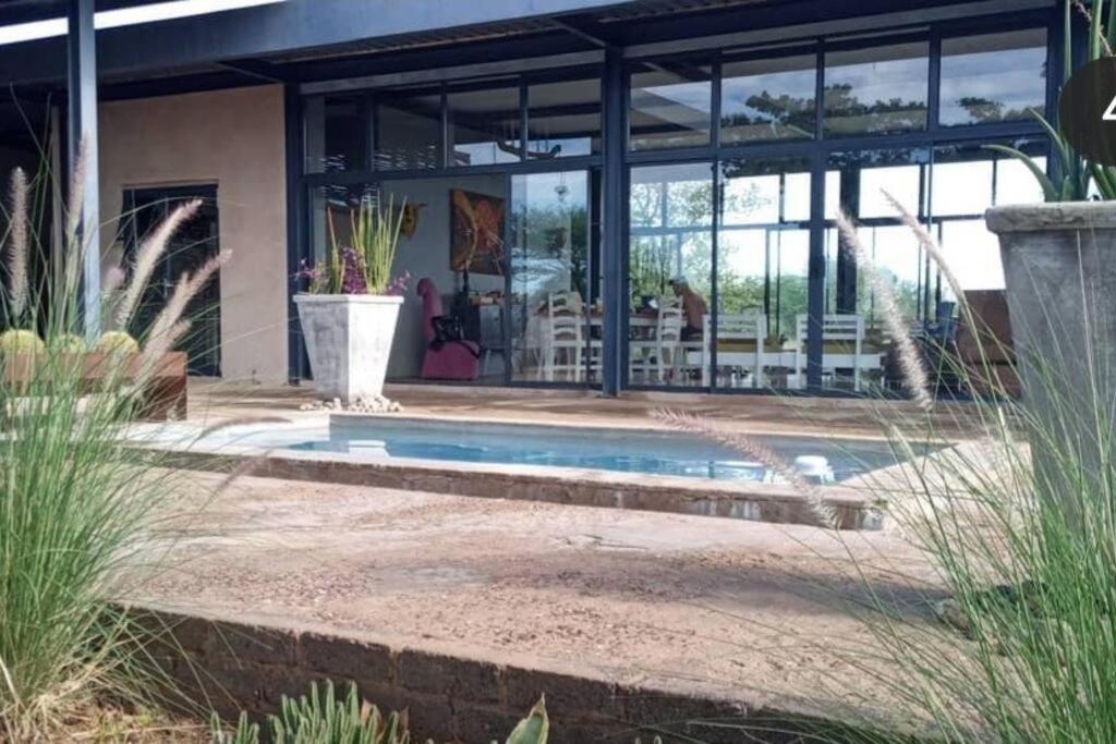 Hackberry House Black Thorn Cottage, Off Grid Khemsbok Экстерьер фото