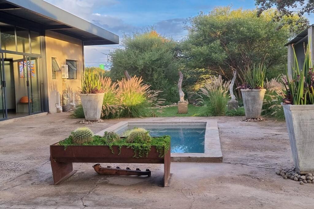 Hackberry House Black Thorn Cottage, Off Grid Khemsbok Экстерьер фото